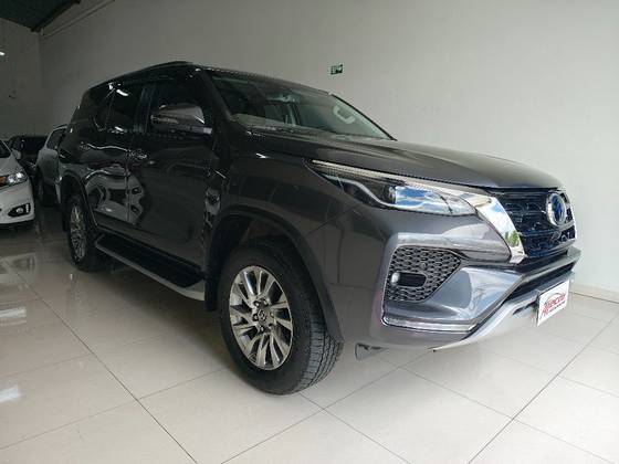TOYOTA HILUX 2.8 D-4D TURBO DIESEL CD SRX 4X4 AUTOMÁTICO TOYOTA HILUX 2.8 D-4D TURBO DIESEL CD SRX 4X4 AUTOMÁTICO